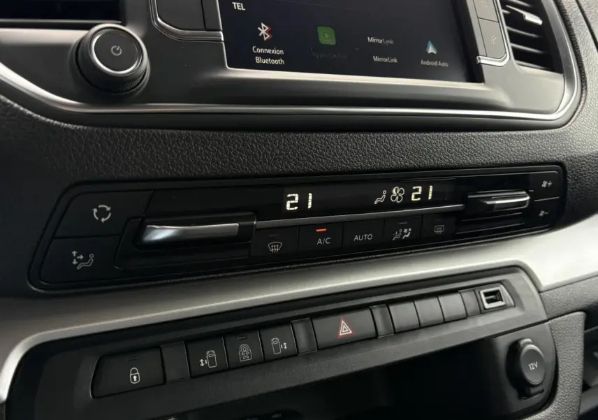 Tableau de bord de l’Opel Zafira Life XL 2024 montrant la climatisation bi-zone et les commandes d’aide à la conduite.