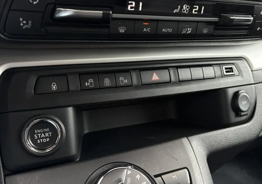 Vue rapprochée du tableau de bord de l'Opel Zafira Life XL gris Artense, avec bouton start/stop et commandes climatisation.