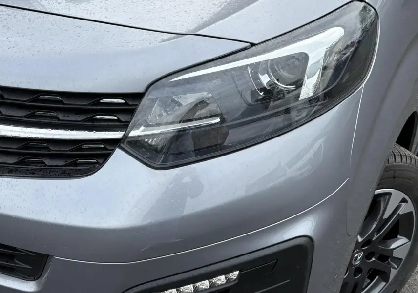 Gros plan sur l'avant droit gris Artense de l'Opel Zafira Life XL 2024 avec phare LED et jante alliage noire.