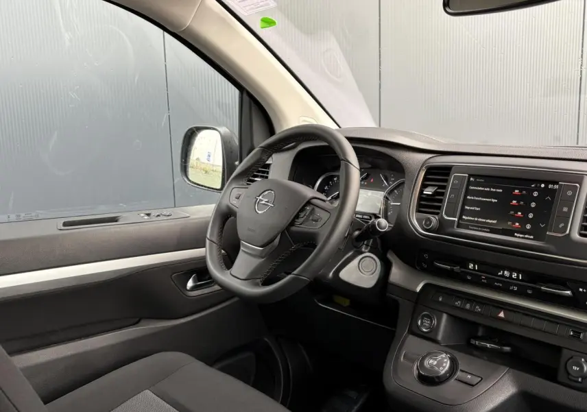 Intérieur de l'Opel Zafira Life XL 2024, vue côté conducteur, volant cuir et écran tactile central visible.