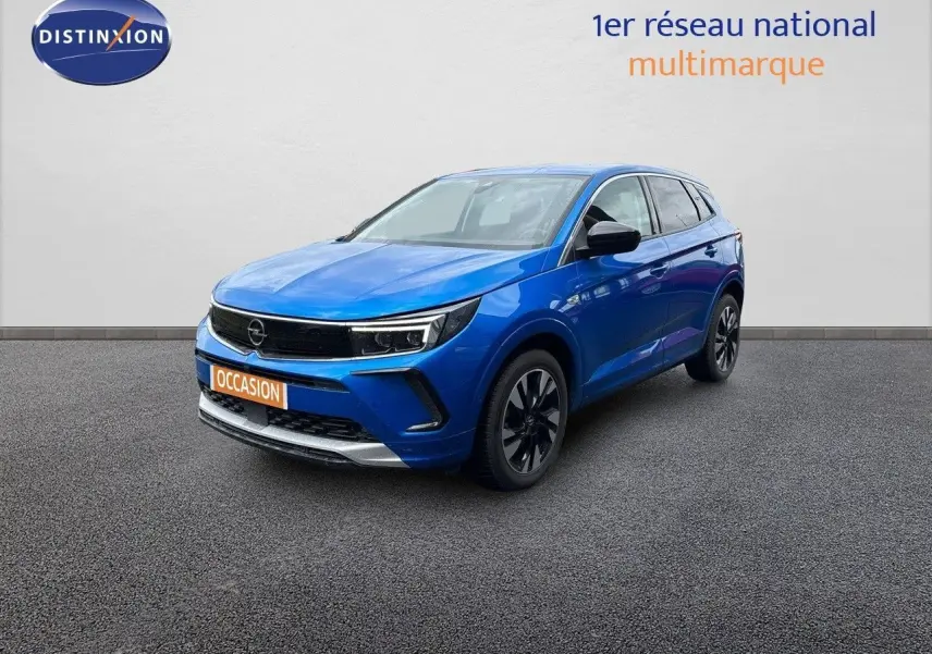 Opel Grandland bleu Spektrum métal en 3/4 avant droit, SUV compact avec jantes noires et calandre noire brillante.