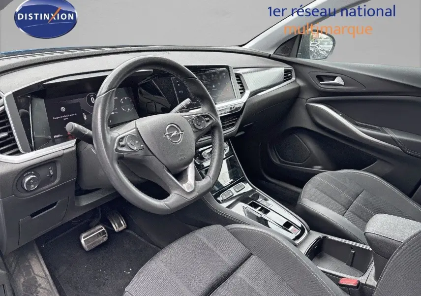 Intérieur avant de l'Opel Grandland 2023, vue côté conducteur, avec tableau de bord numérique et sellerie noire.
