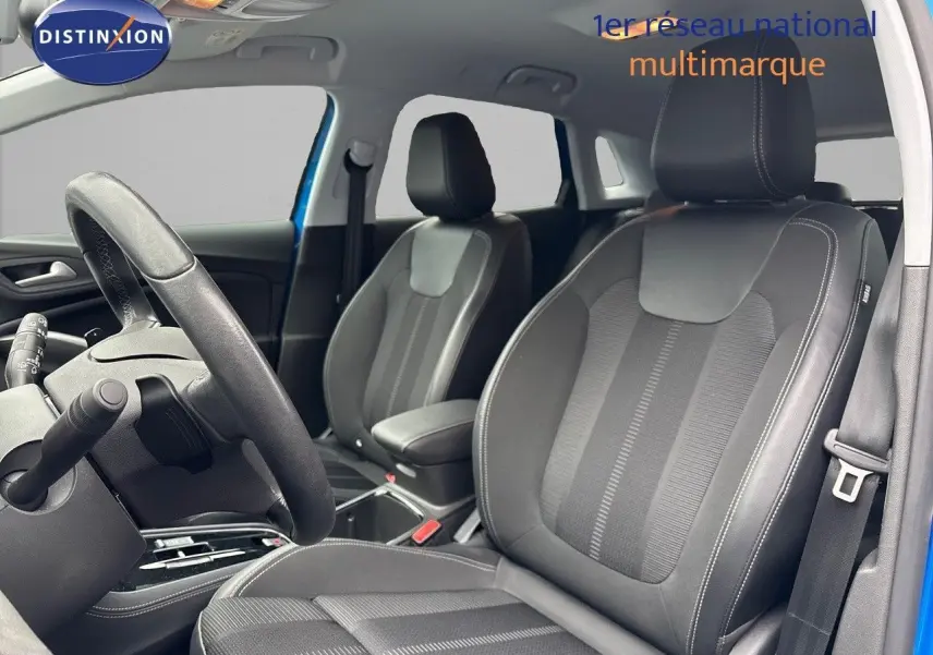 Intérieur de l’Opel Grandland 2023 en bleu Spektrum Metal, vue sur les sièges avant en cuir noir et volant côté gauche.