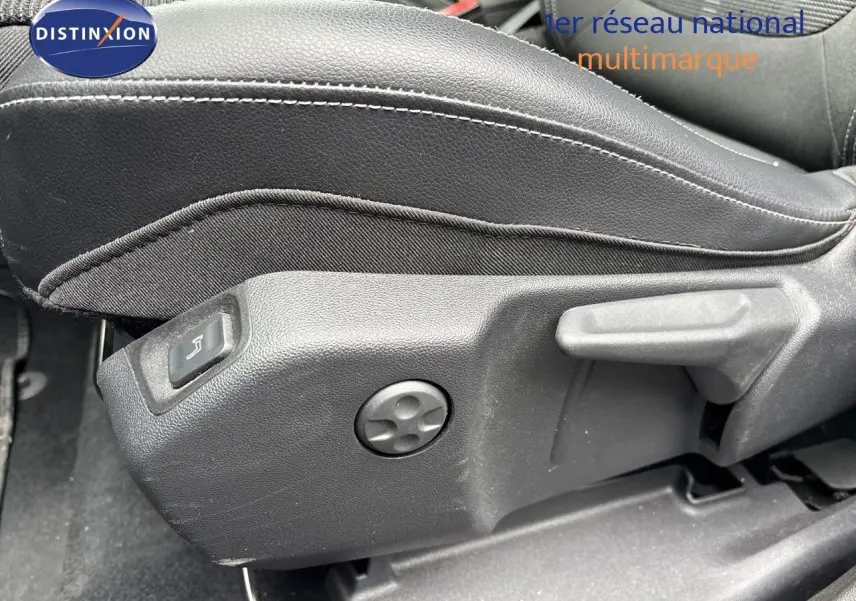 Détail des commandes de réglage manuel du siège avant en tissu noir de l'Opel Grandland 2023.