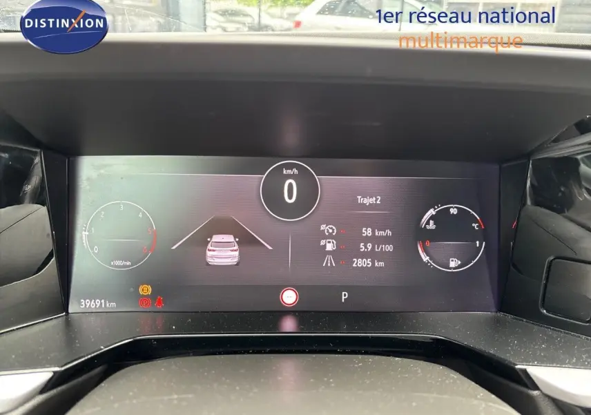Tableau de bord numérique de l'Opel Grandland 2023 affichant vitesse, consommation et compte-tours en vue frontale.