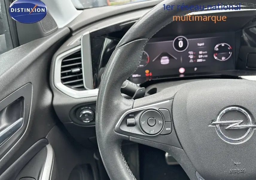 Vue rapprochée du volant et tableau de bord numérique d'un Opel Grandland bleu Spektrum Metal 2023, intérieur noir.