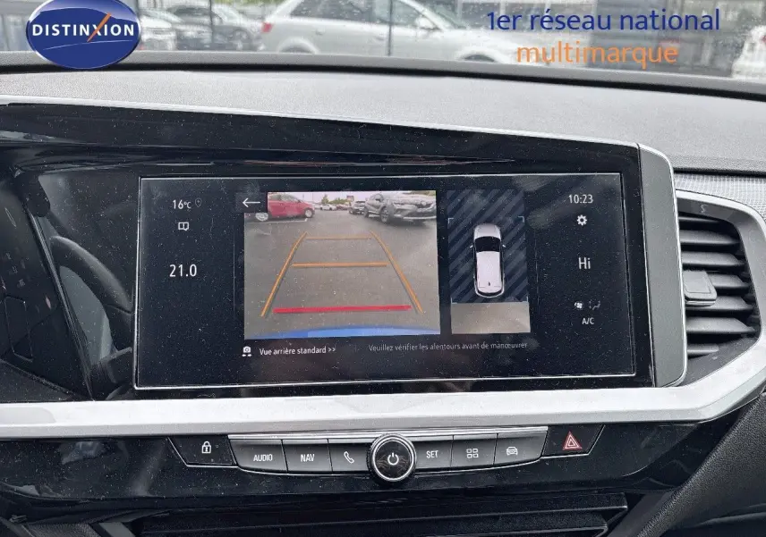 Écran central de l’Opel Grandland bleu Spektrum Metal 2023 montrant la caméra de recul et l’affichage de la climatisation.