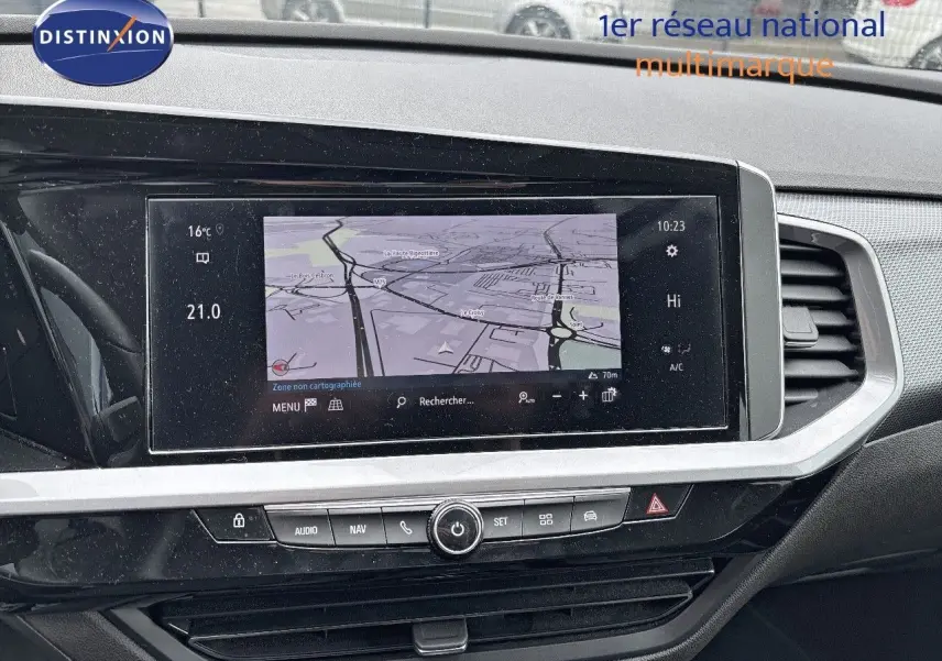 Écran tactile central avec navigation affichée dans l'habitacle d'un Opel Grandland 2023, finition Business Elegance.