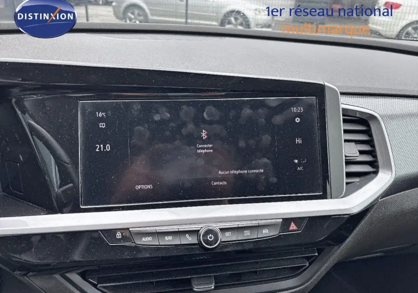 Tableau de bord de l'Opel Grandland 2023 avec écran tactile central et commandes intégrées, ambiance intérieure noire.