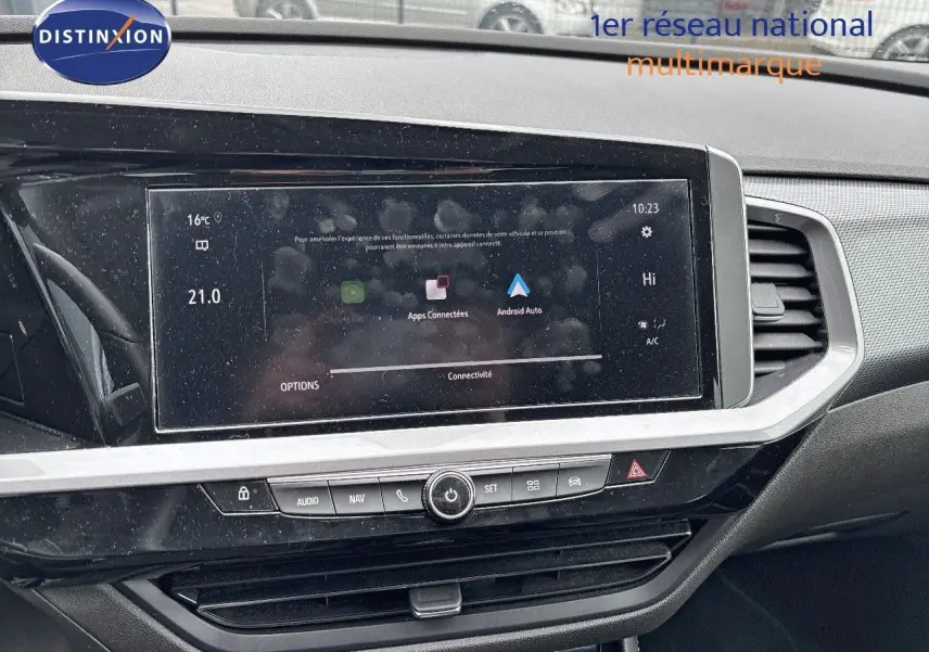Écran tactile central de l'Opel Grandland 2023 affichant les options Android Auto et Apple CarPlay, intérieur noir.