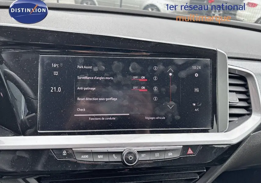 Écran tactile central de l'Opel Grandland 2023 affichant les réglages d'assistance à la conduite et climatisation.