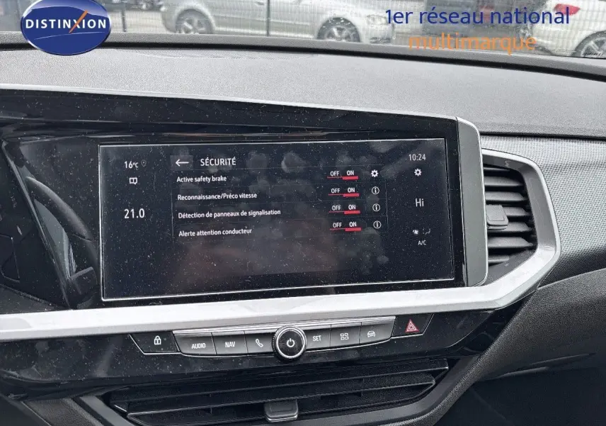 Écran tactile central affichant les options de sécurité dans l'habitacle d'un Opel Grandland bleu Spektrum Metal 2023.