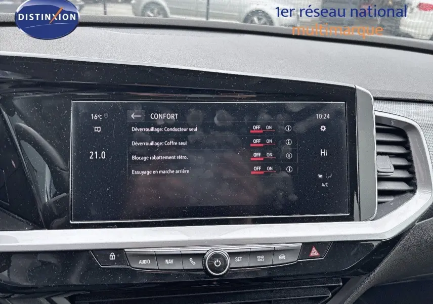 Écran tactile central affichant les réglages confort dans l'habitacle d'un Opel Grandland 2023.