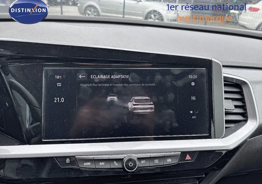 Écran tactile central de l'Opel Grandland 2023 affichant le menu éclairage adaptatif, intérieur noir moderne.