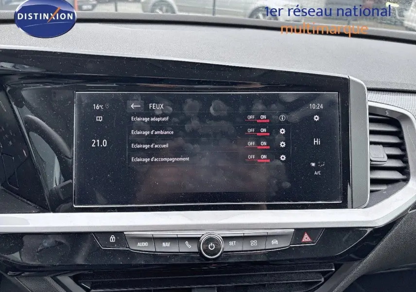 Tableau de bord de l'Opel Grandland bleu Spektrum Metal 2023, affichant les réglages d'éclairage sur l'écran tactile central.