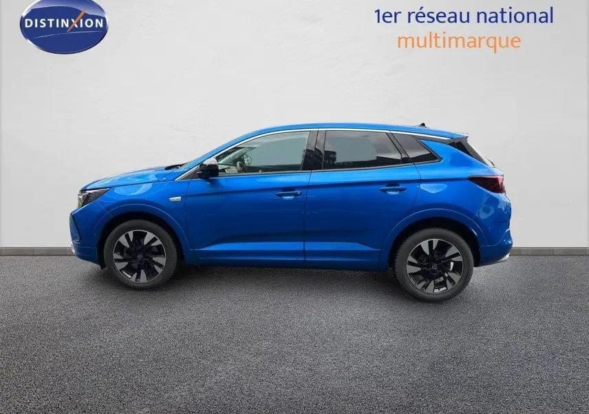 Opel Grandland 2023 bleu Spektrum métal en vue profil côté gauche, avec jantes noires bicolores et toit noir.