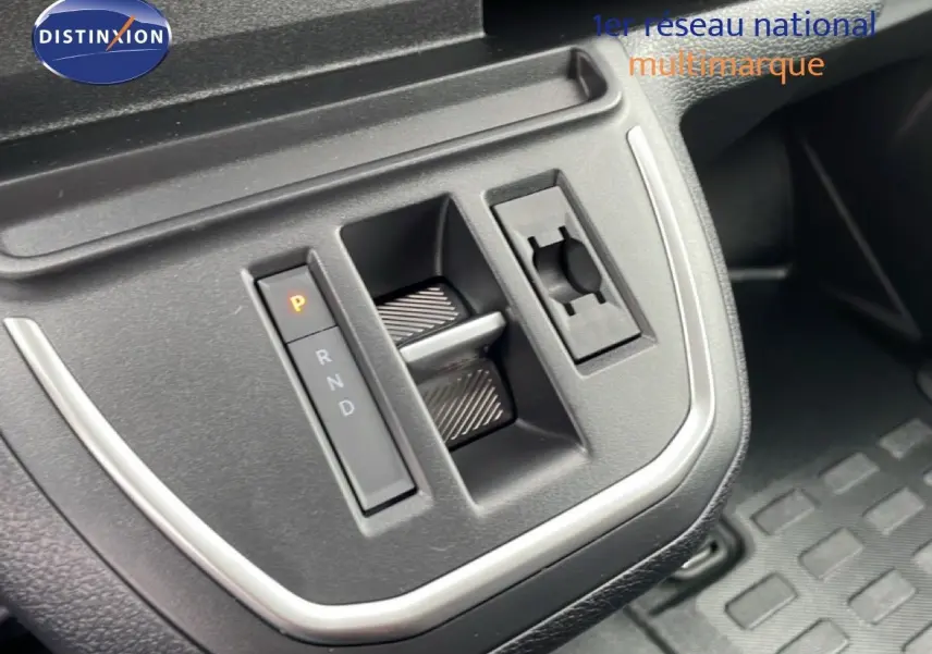 Gros plan sur la commande de boîte automatique du Citroën Jumpy gris, avec sélecteur électronique en position parking.