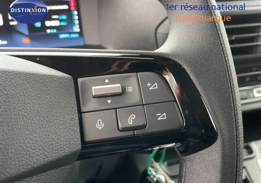 Gros plan sur les commandes multifonctions noires à droite du volant du Citroën Jumpy 2025, intérieur moderne et écran flou en arrière-plan.