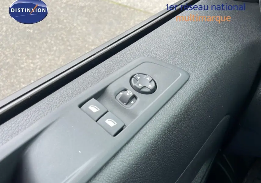 Détail des commandes de réglage des rétroviseurs et vitres sur la porte côté gauche d’un Citroën Jumpy gris Artense 2025.