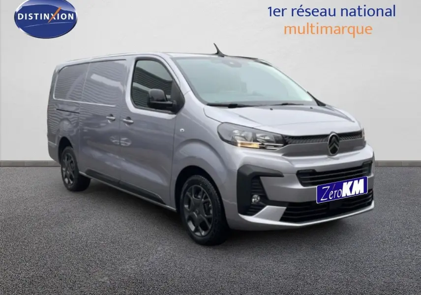 Vue 3/4 avant d’un Citroën Jumpy gris Artense métal, fourgon long avec calandre noire et jantes foncées.