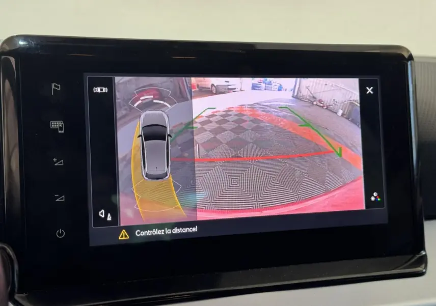 Affichage caméra de recul et vue 3D du véhicule rouge SEAT Ibiza 1.0 TSI 110 FR en stationnement intérieur.