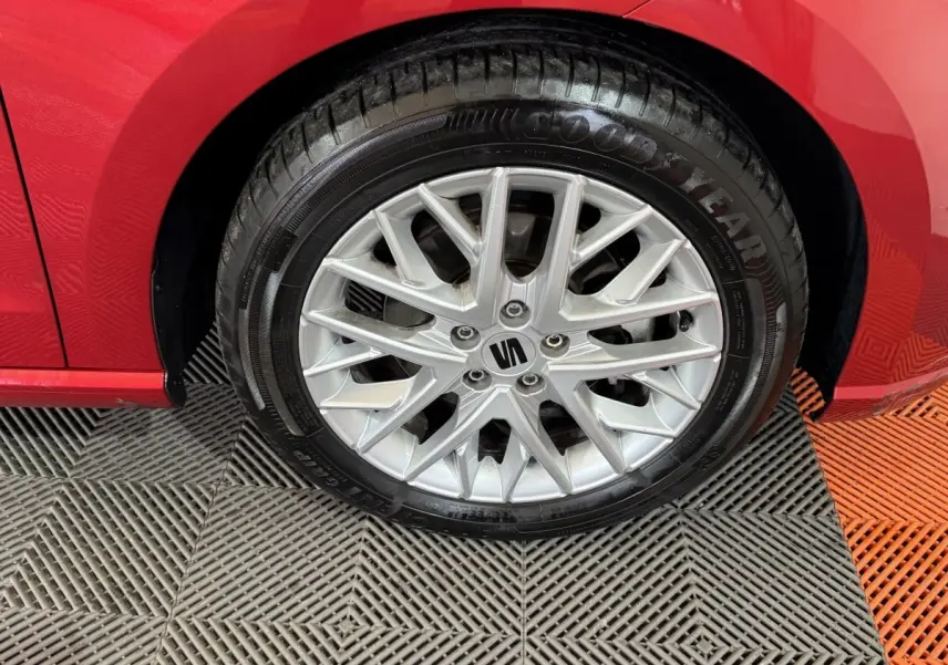 Gros plan sur la roue avant droite rouge d'une SEAT Ibiza 1.0 TSI 110 FR avec jante alliage argentée multi-branches.