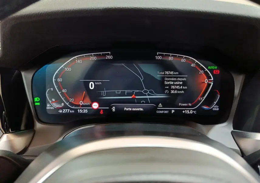 Vue rapprochée du tableau de bord numérique de la BMW Série 3 318d gris clair, affichant la vitesse et la navigation.