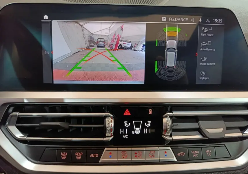 Écran central de la BMW Série 3 318d 2022 montrant la caméra de recul et l’assistance au stationnement intérieure.