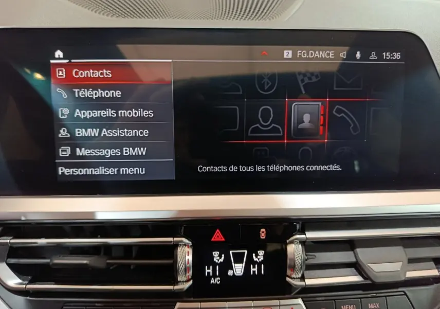 Écran tactile central affichant le menu contacts dans l’habitacle d’une BMW Série 3 318d 2022, vue rapprochée.