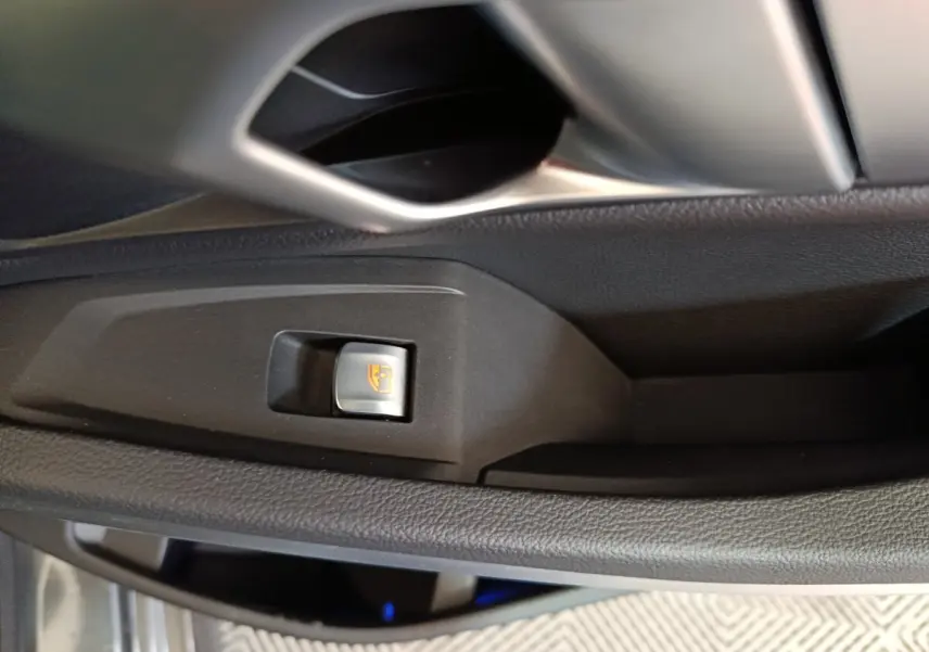 Gros plan sur la commande de lève-vitre côté conducteur de la BMW Série 3 318d gris clair, intérieur noir.