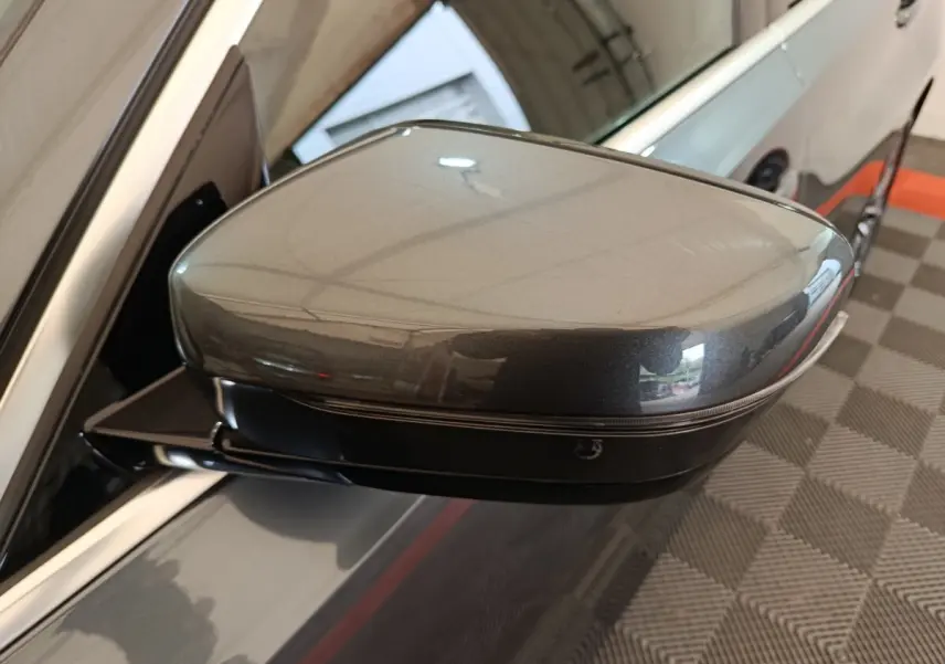 Gros plan sur le rétroviseur droit gris clair de la BMW Série 3 318d Lounge 2022, avec clignotant intégré.