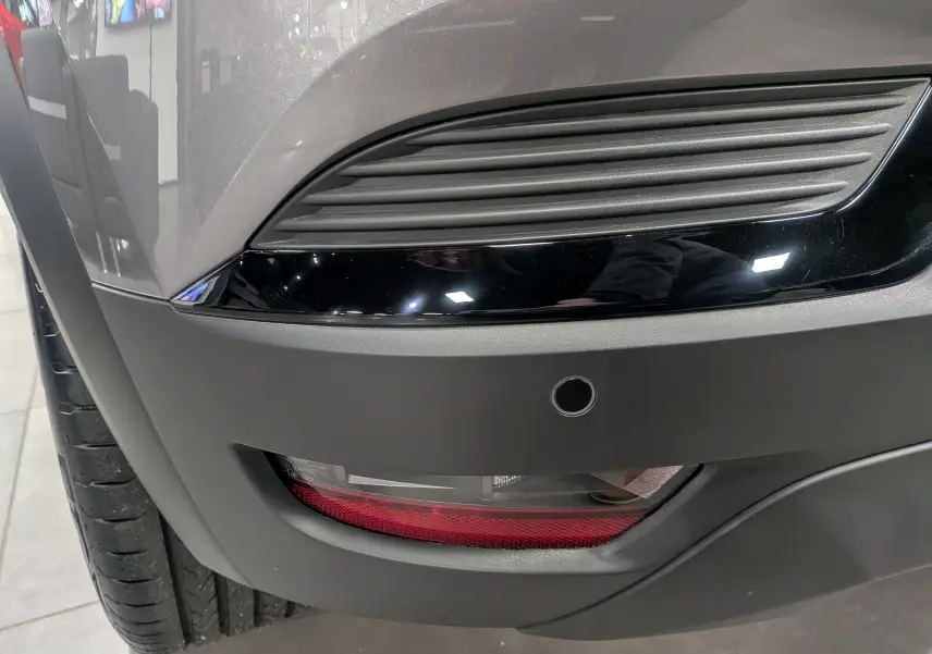 Gros plan sur le feu arrière droit gris Cassiopé du Renault Captur Mild Hybrid 160 CH EDC TECHNO 2025.