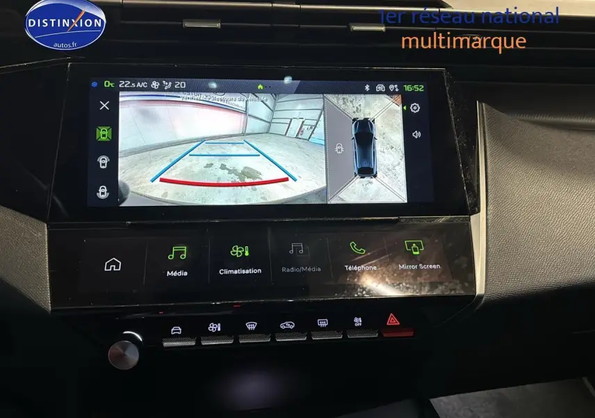 Écran tactile central affichant la caméra de recul et vue 360 dans l’habitacle d’une Peugeot 408 gris sélénite.