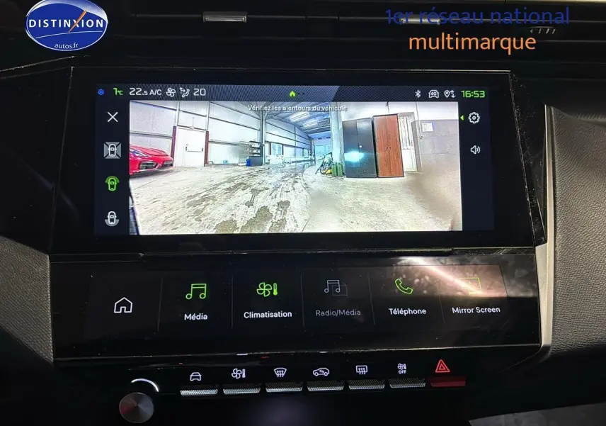 Écran tactile intérieur montrant la caméra de recul du Peugeot 408 Hybrid gris Sellenium, vue de face.