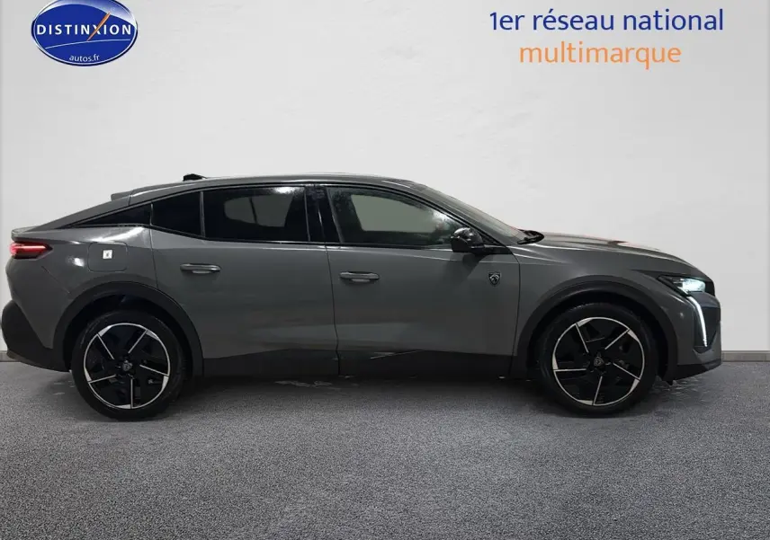 Profil côté gauche de la Peugeot 408 Hybrid gris sélénite avec jantes alu noires et vitres arrière surteintées.