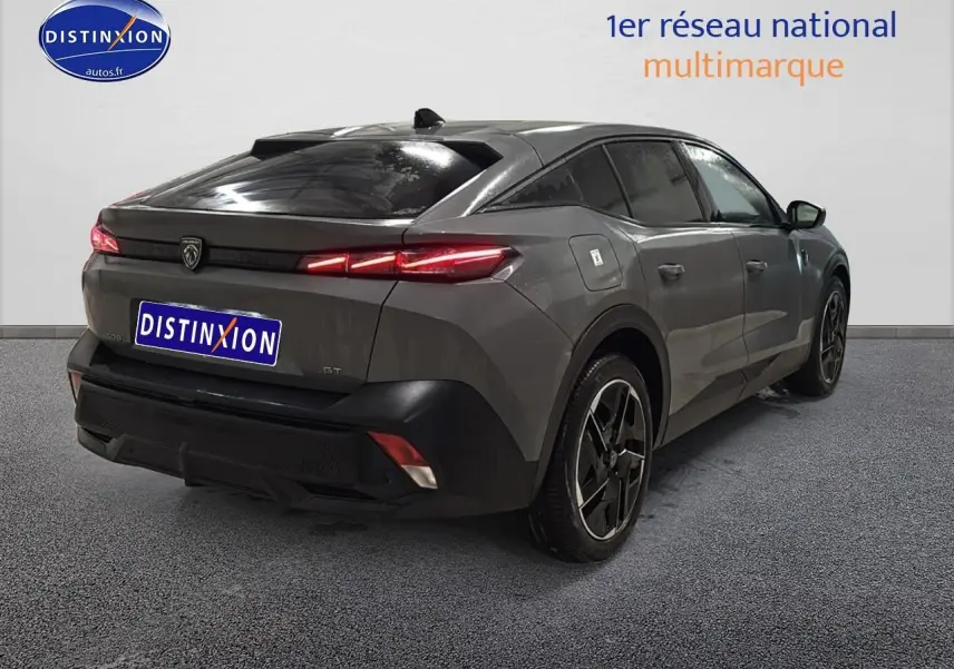 Peugeot 408 Hybrid gris sellenium vue 3/4 arrière droit avec feux LED et jantes alu distinctives.