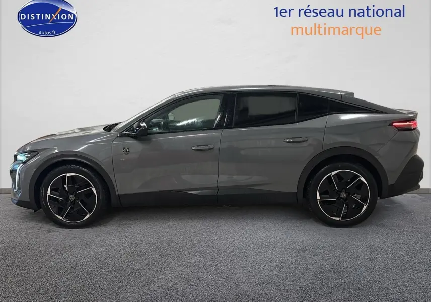 Vue latérale droite de la Peugeot 408 Hybrid 145 GT gris sélénite avec jantes alliage noires et vitres surteintées.