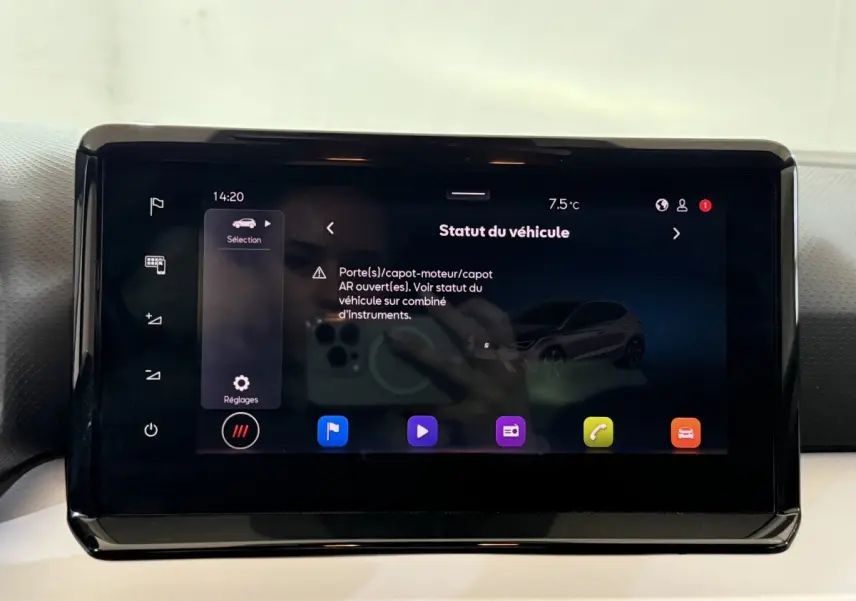 Écran tactile central du tableau de bord de la SEAT Ibiza 1.0 TSI 110 FR 2024 noir affichant le statut du véhicule.