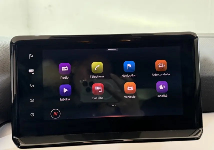 Écran tactile central de la SEAT Ibiza 2024 affichant les icônes radio, téléphone, navigation et aide conduite.