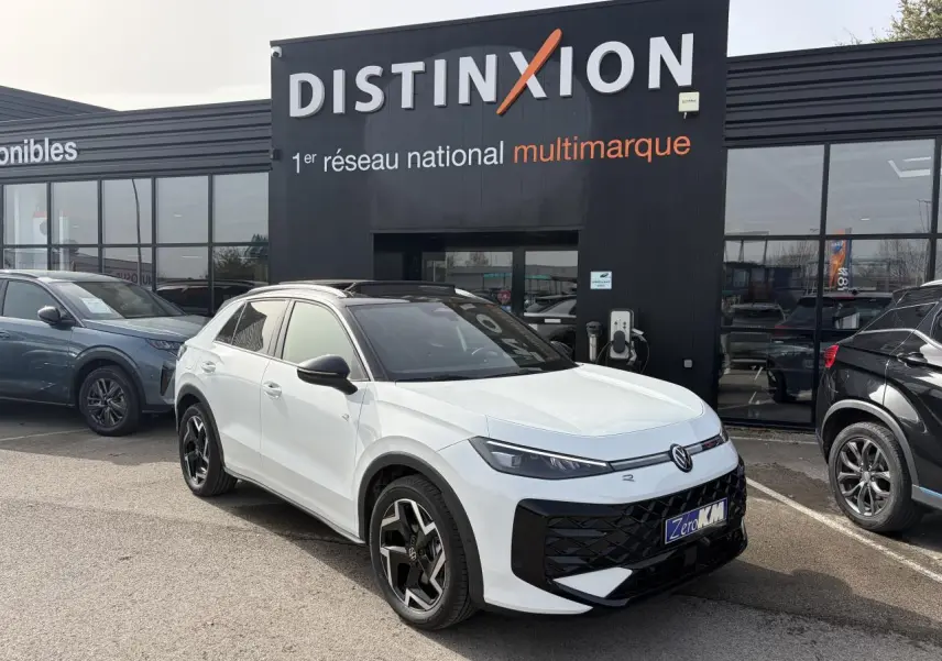 Volkswagen T-Roc blanc pur toit noir en 3/4 avant droit avec jantes noires et calandre noire brillante.