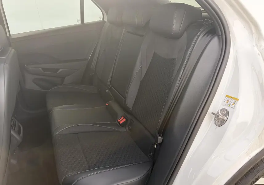 Vue côté droit sur la banquette arrière noire en tissu et cuir du Volkswagen T-Roc blanc toit noir 2026 R-Line.