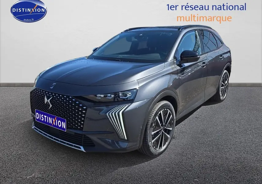 DS7 1.5 BlueHDi 130 Pallas gris titane en 3/4 avant droit avec calandre DS Pixel LED et jantes alu 19 pouces