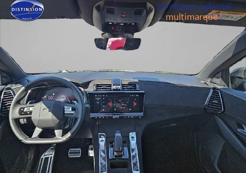 Vue intérieure avant du DS7 1.5 BlueHDi 130 Pallas 2025 avec tableau de bord en Alcantara noir et écran tactile HD 12,3 pouces.