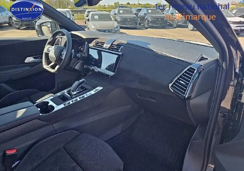 Intérieur avant droit du DS7 1.5 BlueHDi 130 Pallas 2025 avec sellerie Alcantara noir et console centrale chromée.