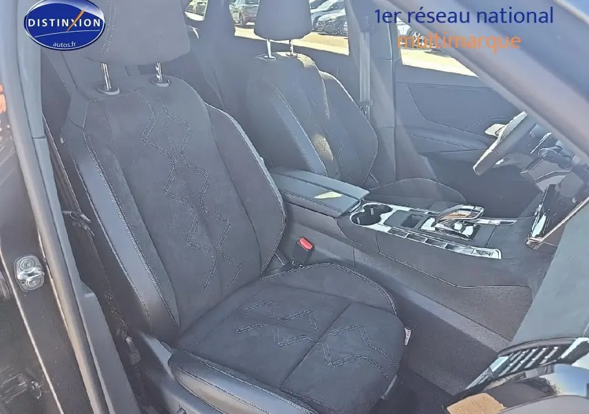 Intérieur avant du DS7 1.5 BlueHDi 130 Pallas 2025 avec sièges en Alcantara noir et console centrale brillante.