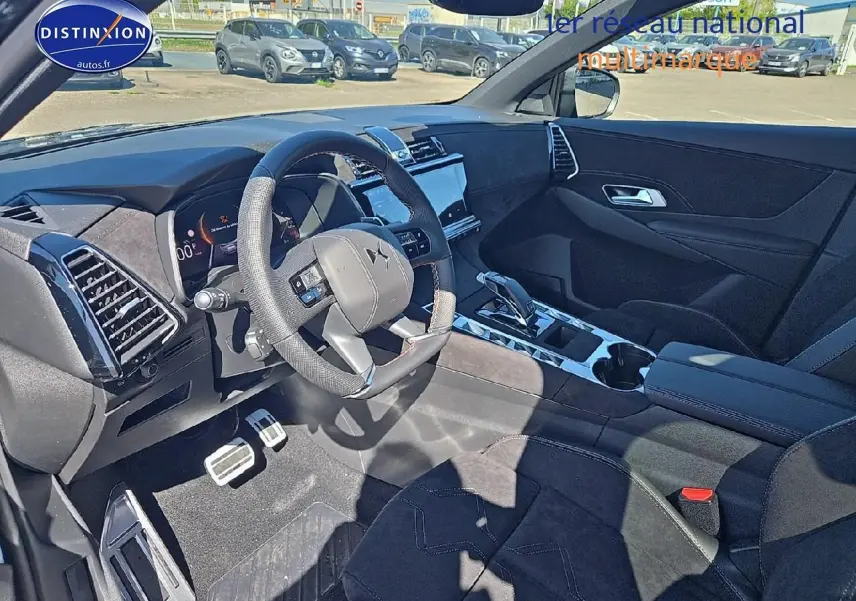 Intérieur noir Alcantara du DS7 1.5 BlueHDi 130 Pallas, vue du poste de conduite côté gauche avec tableau de bord moderne.