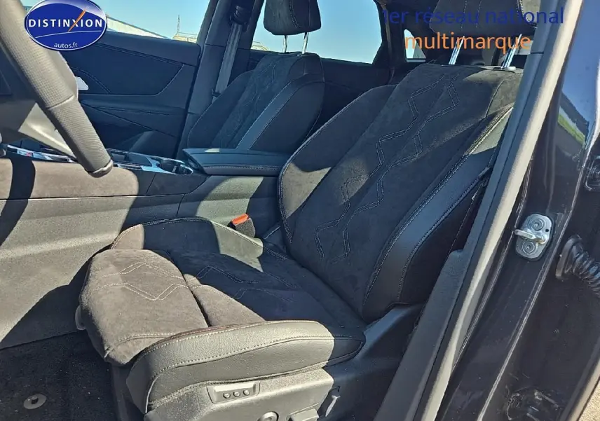 Vue rapprochée du siège avant conducteur en alcantara noir du DS7 1.5 BlueHDi 130 Pallas gris titane, porte ouverte côté gauche.