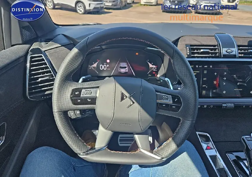 Vue intérieure centrée sur le volant DS d'un DS7 1.5 BlueHDi 130 Pallas 2025 avec tableau de bord numérique.