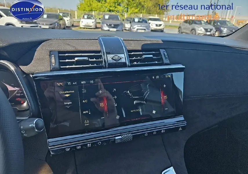 Intérieur du DS7 2025 montrant la console centrale avec écran tactile HD et finition Alcantara noir profond.
