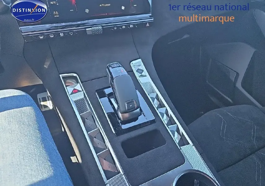 Gros plan sur la console centrale noire avec levier de vitesses et inserts métalliques du DS7 gris titane 2025.